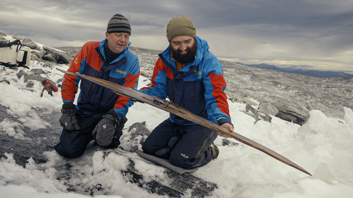Norští archeologové odhalili v ledu nejstarší pár lyží na světě